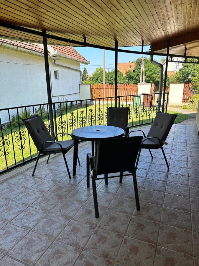 Appartement Cozy Garden Apartman à Gyula Extérieur photo