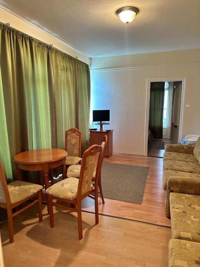 Appartement Cozy Garden Apartman à Gyula Extérieur photo